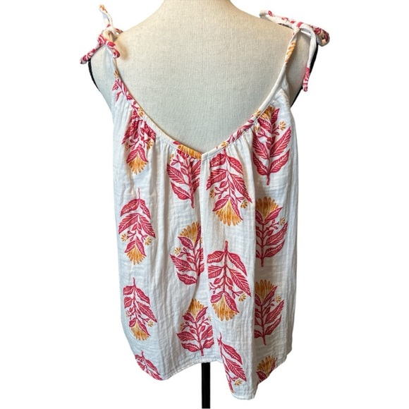 Woman's Old Navy Floral Print Women's Top - Picture 2 of 5